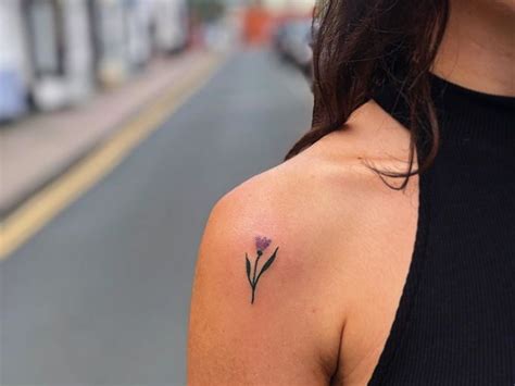 pequeño tatuajes en el hombro|tatuajes en el hombro mujer.